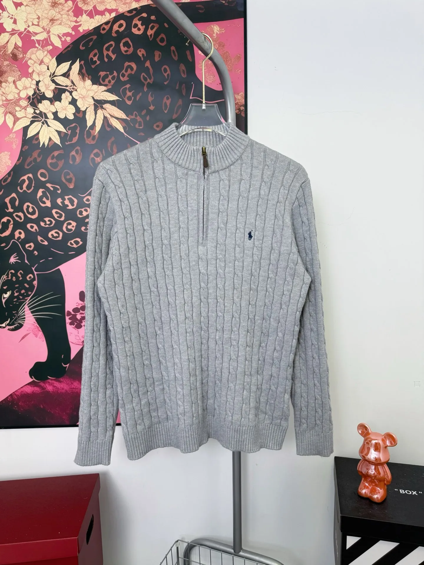 P230 Ralph Lauren half-zip embroidered wool knitted sweater with small logo on the chest, the same style at palph Lauren counters. Made of heavy wool knitted fabric. Old money design. Girls look cute on the upper body and boys show off their figure. Very textured on the handle. Three-dimensional and atmospheric. Versatile product for autumn and winter. Simple and elegant. Uses os version. The upper body effect is great. Suitable for all body types. Soft and comfortable. Machine washable. Does not fade or deform. Customized zipper hardware. Complete accessories. The chest is embroidered with pickaxes and little figures. It is full of classic evergreen styles. Restored zp 2:1. Same style for men and women. Versatile. Size s m l xl. Color black gray.